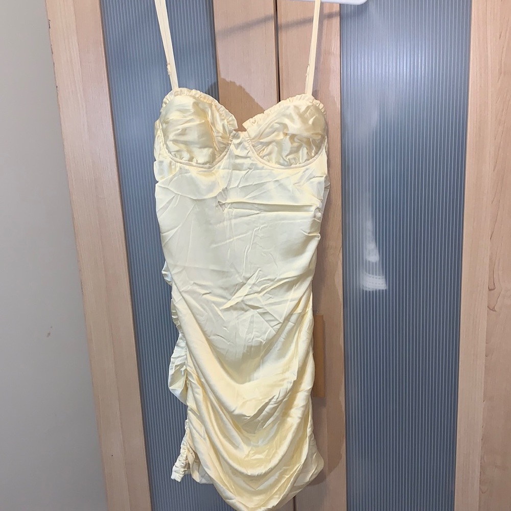 Beautiful yellow dress AU sizing size 10. Never before worn tags and all.